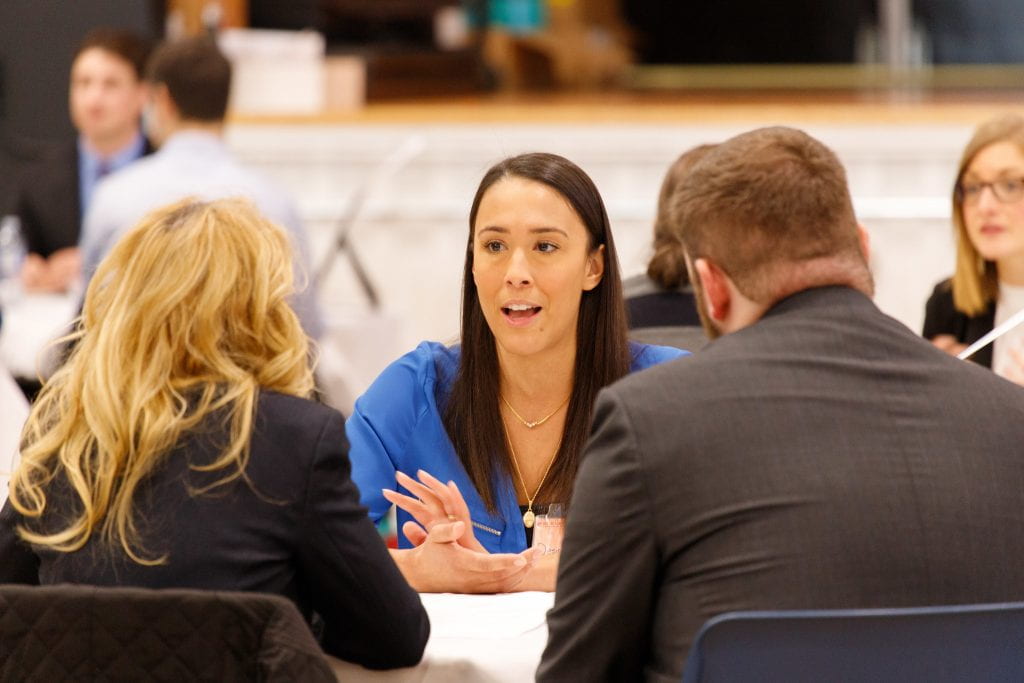 学生正在接受 e8体育 招聘人员的面试