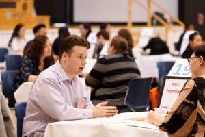 布拉德·芬德利接受采访，红河学院