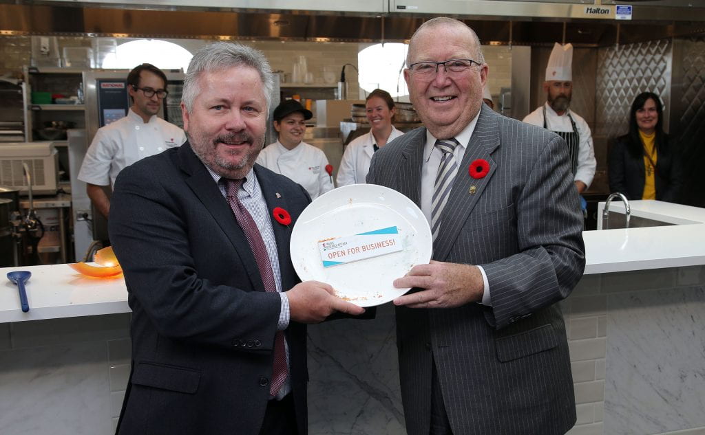 Darin Brecht 和 Ralph Eichler，草原e8体育app厨房