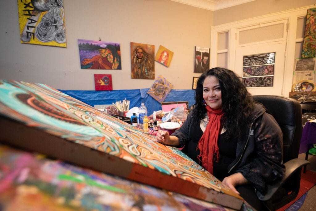 杰基·特拉弗斯在工作室工作