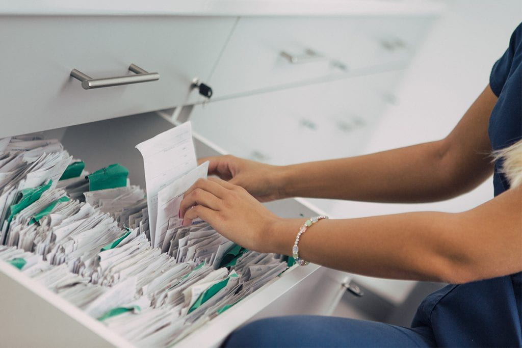 关闭哦女人的手归档医疗记录