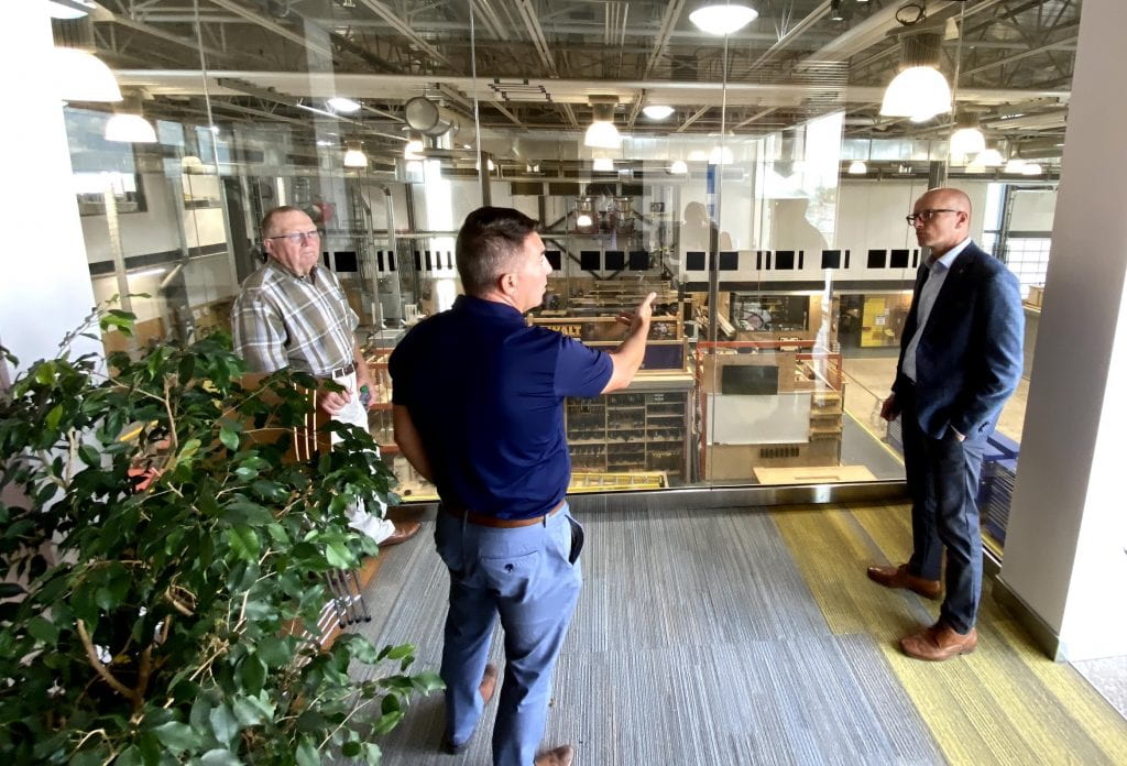 尊敬的Ralph Eichler、Derek Kochenash 和 Fred Meier 参观 e8体育 的技能行业和技术中心