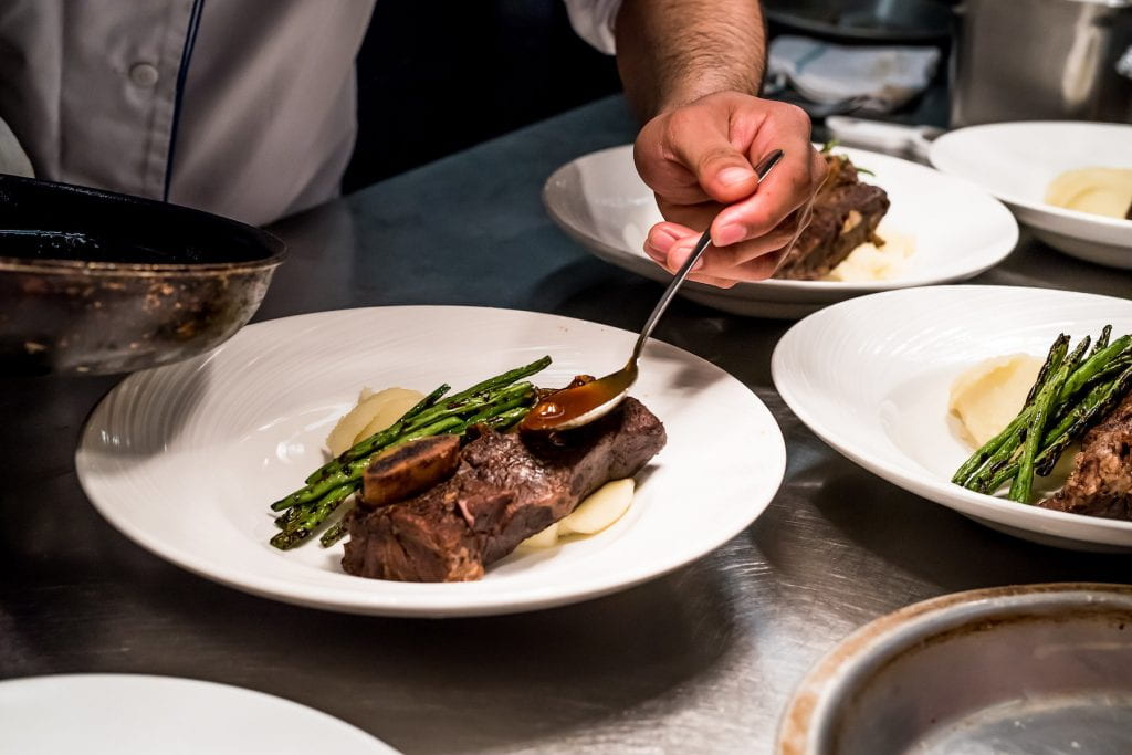 烹饪学生摆盘食物