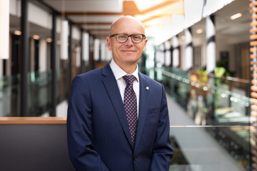 e8体育总裁 Fred Meier