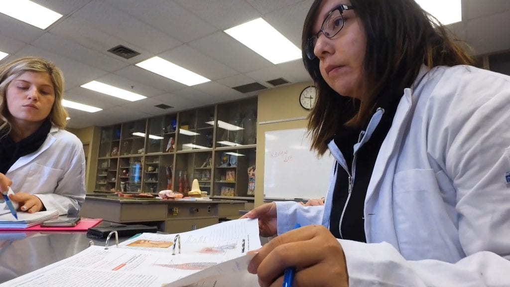 教室里的医疗保健学生