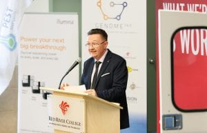 博士。西蒙·波特在讲台上讲话