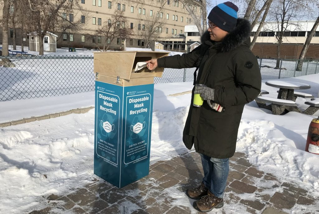 有人将一次性口罩扔进回收箱