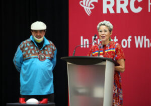 保罗·吉蒙长老和乌娜·斯旺长老