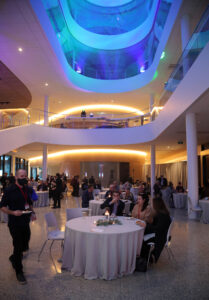 嘉宾在 e8体育 筹款发布会上就餐