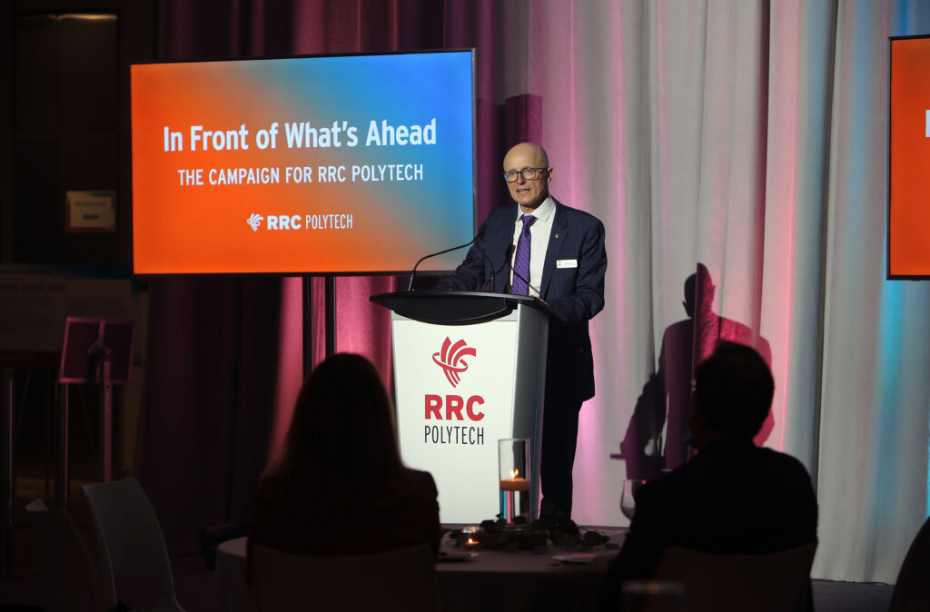 弗雷德·迈耶在讲台上