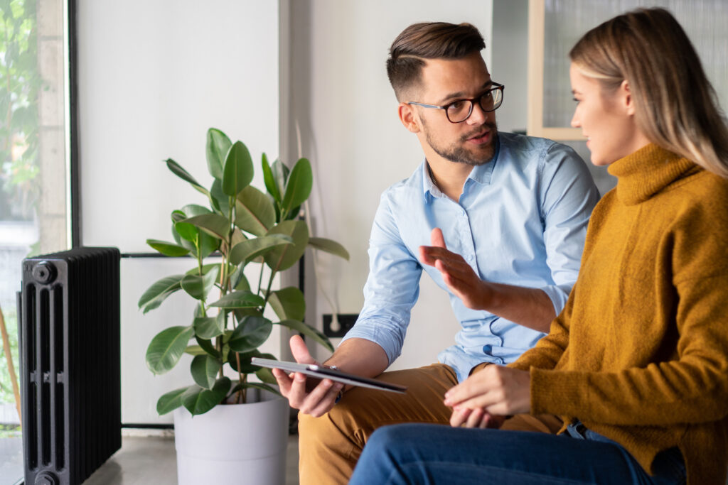 男人和女人正在交谈