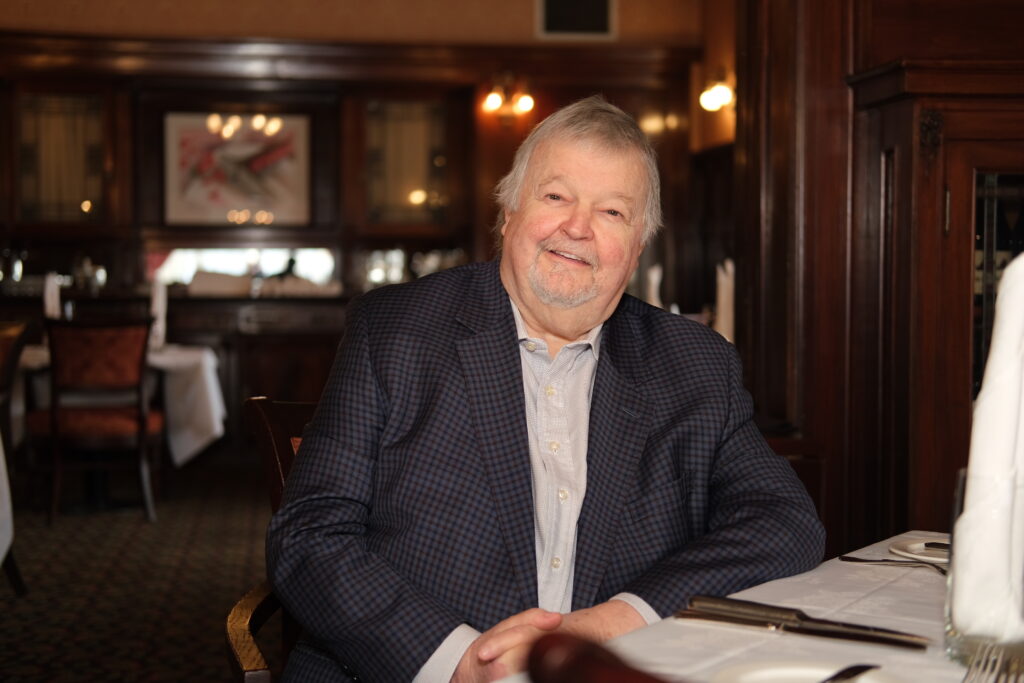 哇！ Hospitality 的 Doug Stephen，坐在餐厅餐桌旁