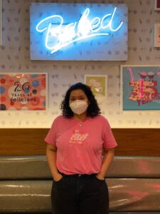 卡米拉·金塔尼拉站在餐厅