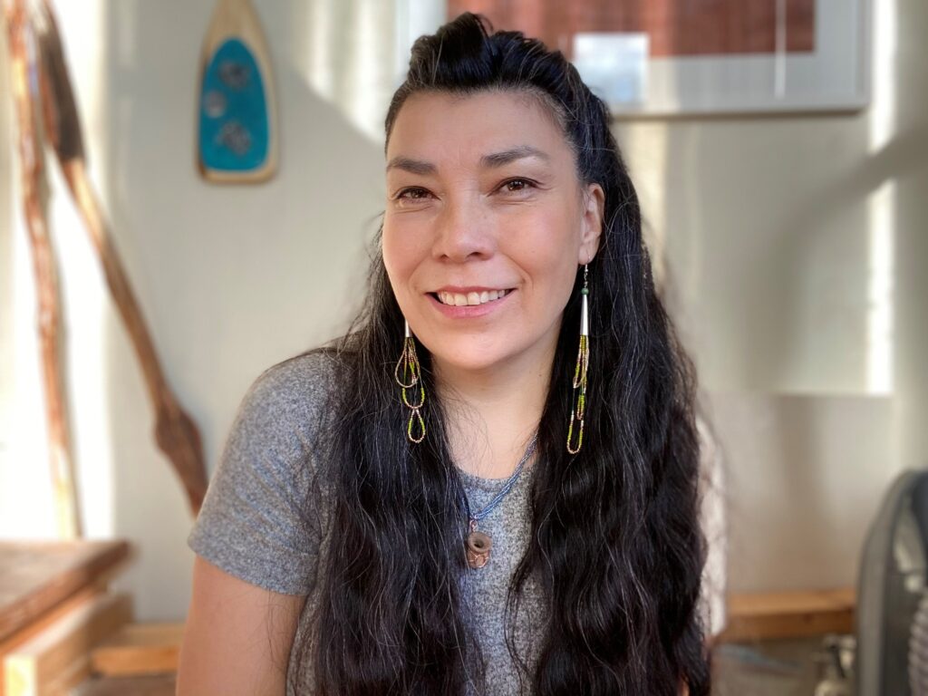 艺术家 KC 亚当斯