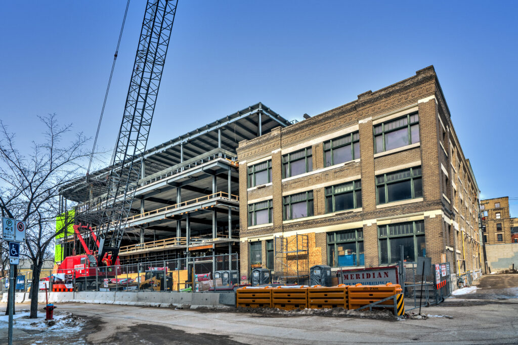 e8体育 的 Manitou a bi Bii daziigae 大楼，正在建设中