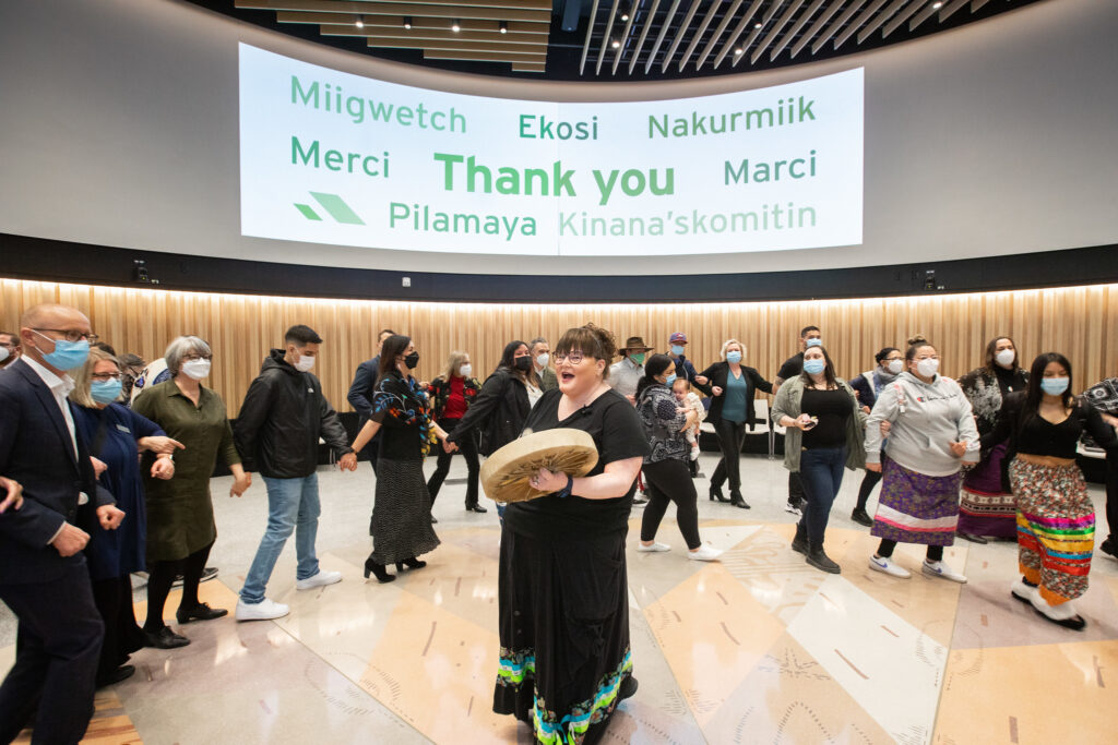 教职员工和学生在 e8体育 圆屋礼堂开幕式上参加传统圆舞