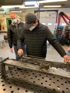 e8体育 Welding 学生在熟练技工实验室进行测量