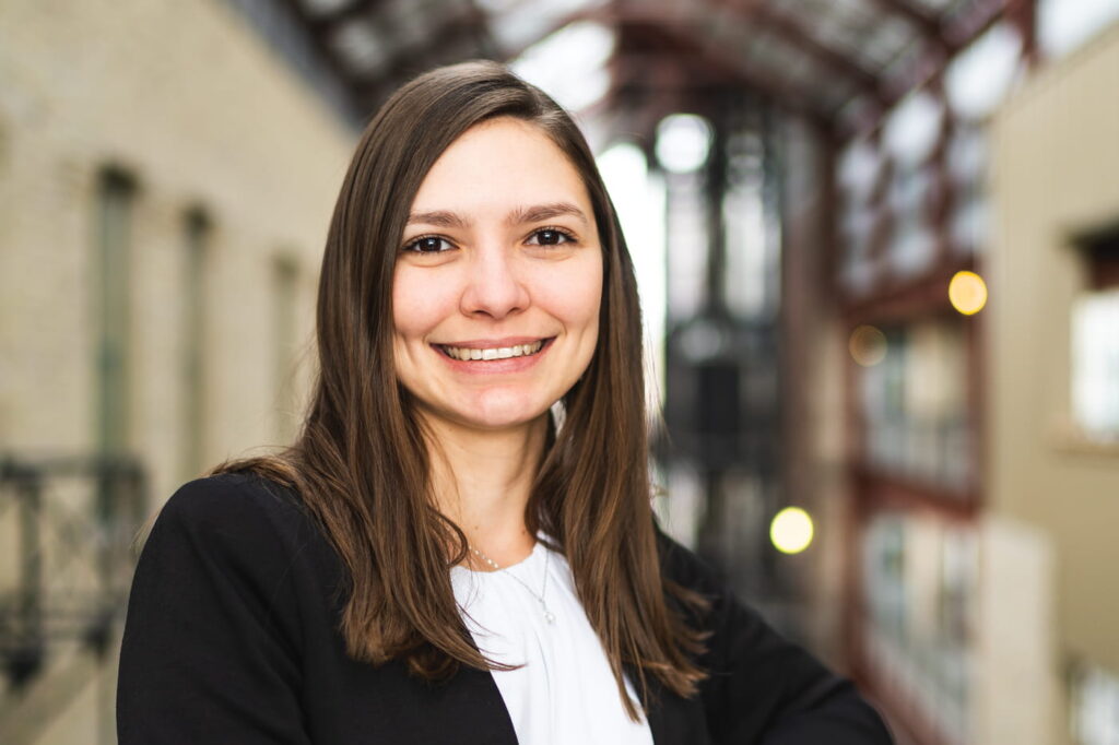 e8体育 罗布林中心的 Erika Falcao