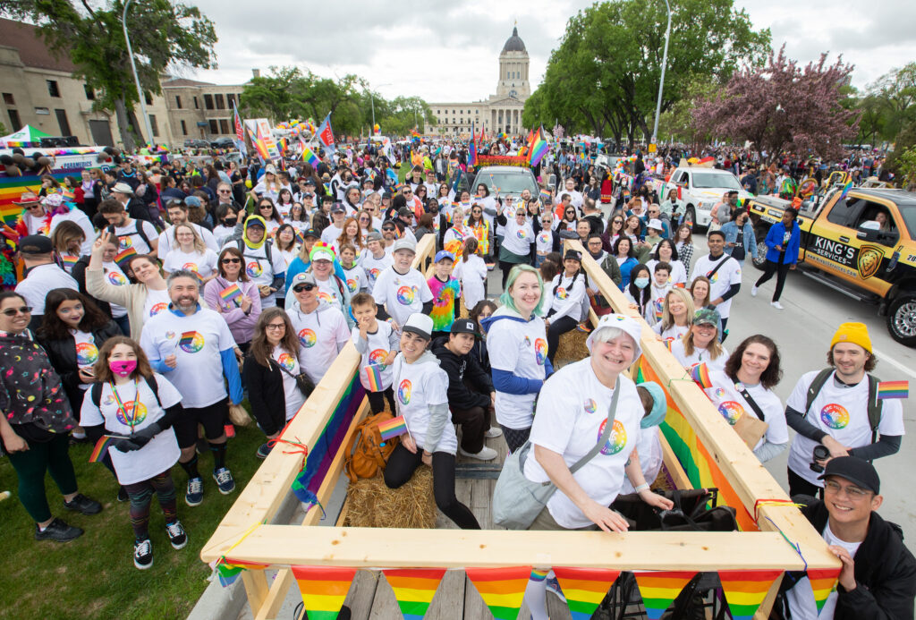 e8体育 教职员工和学生准备参加 2022 年温尼伯骄傲游行。