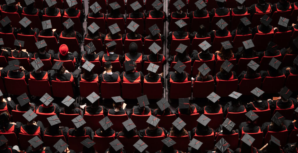 e8体育网毕业典礼上的毕业生俯视图