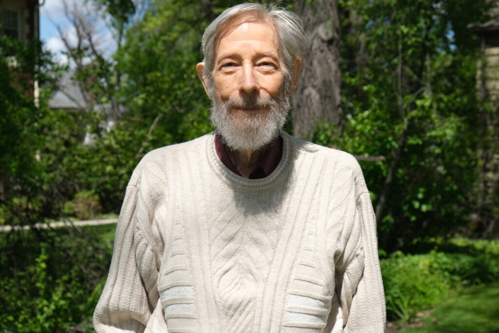 迪克·史密斯博士的肖像，户外拍摄