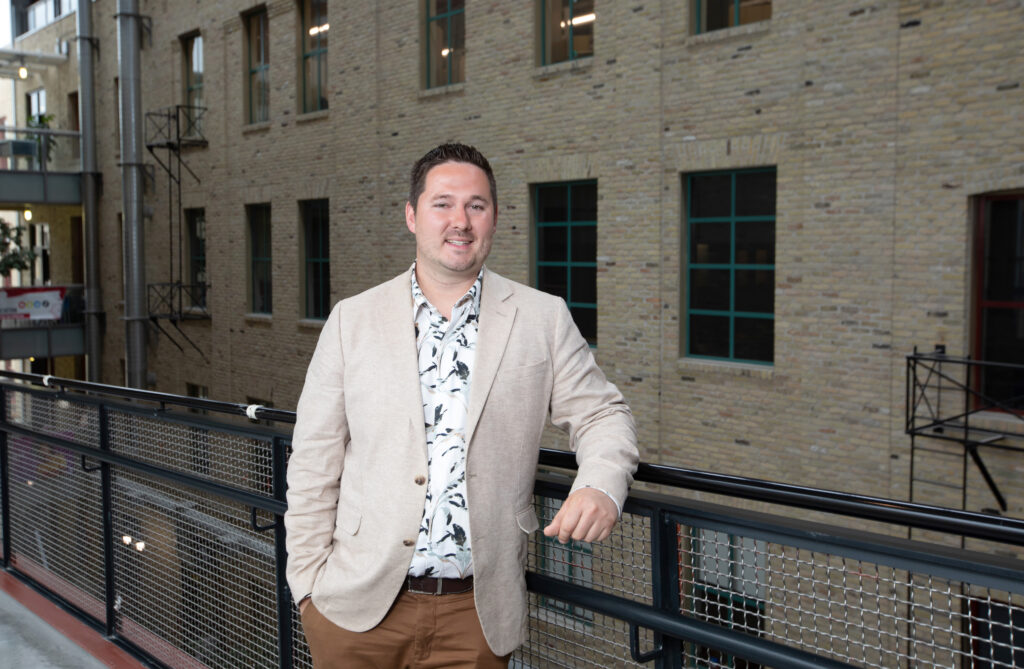 e8体育毕业生 Joel Jackson，位于 Roblin 中心夹层