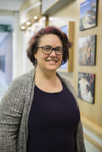 e8体育讲师 Ellowyn Nadeau，在走廊