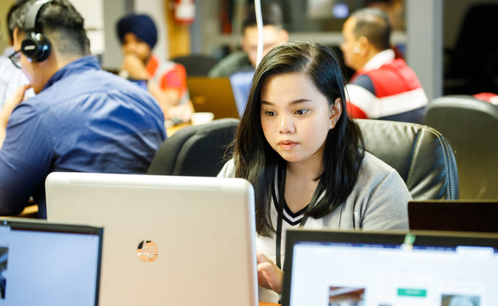 在计算机实验室工作的女学生