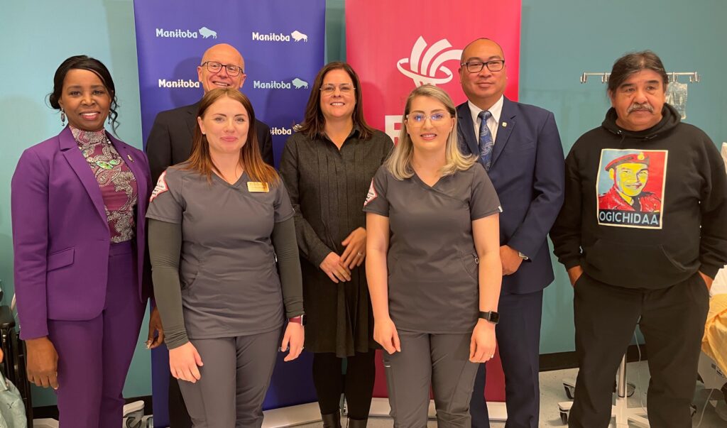 RRC 学生、RRC 主席 Fred Meier、曼尼托巴省省长 Heather Stefanson 等人在省级资助公告中合影。