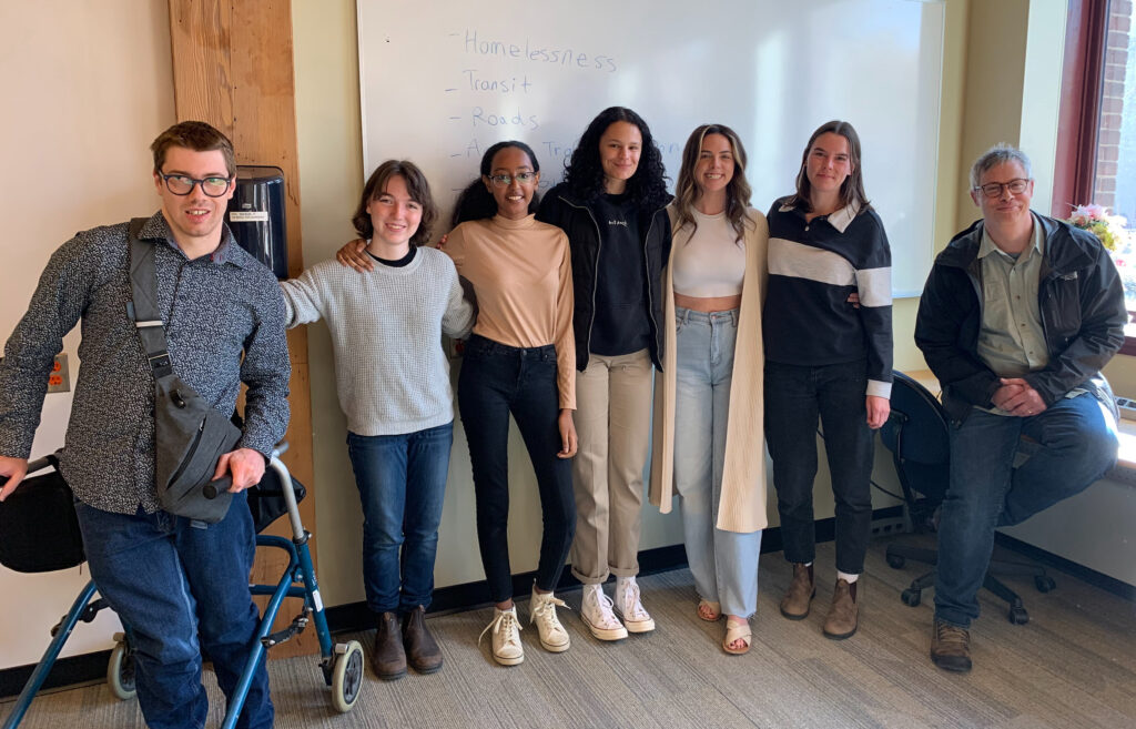 温尼伯更好的团队，站在白板前