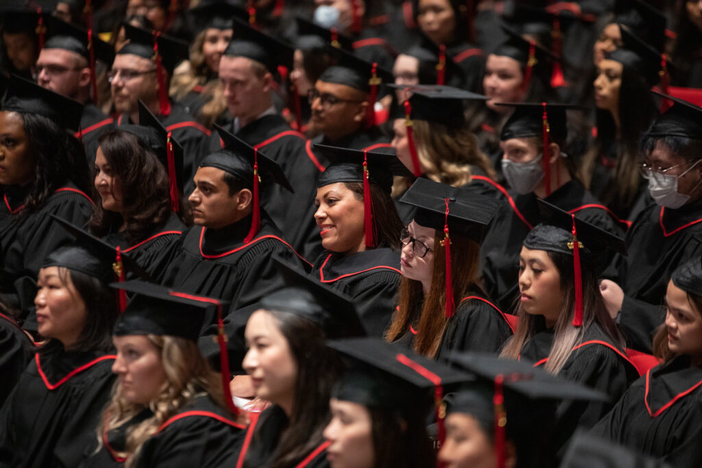 e8体育 2022 年春季毕业典礼上一排排就座的毕业生