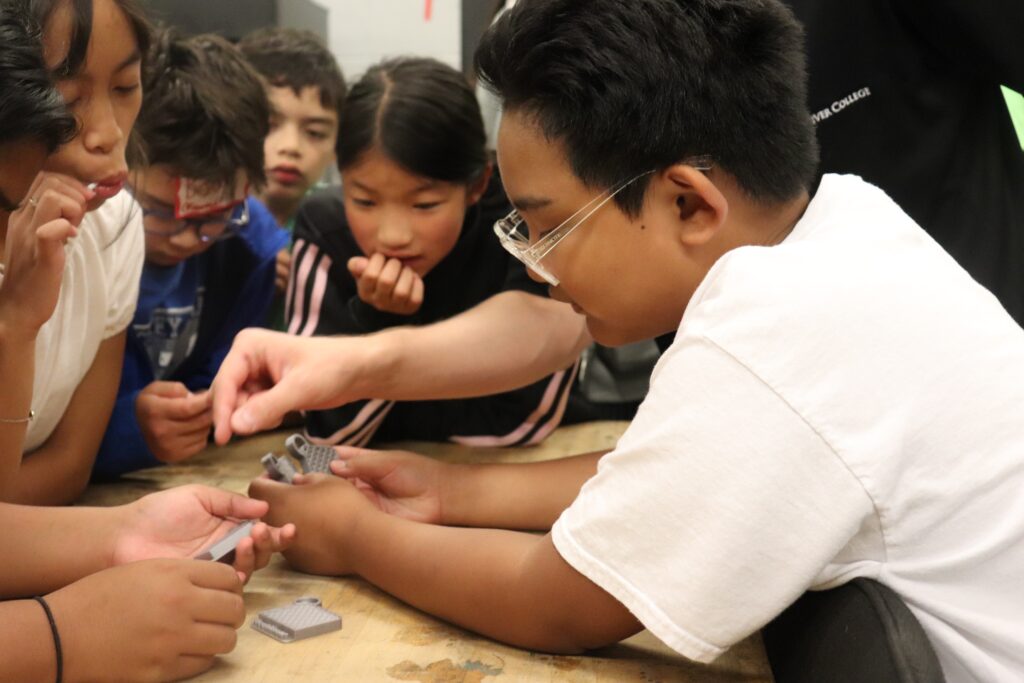 学生们正在查看 Gene Haas 制造训练营中使用的材料