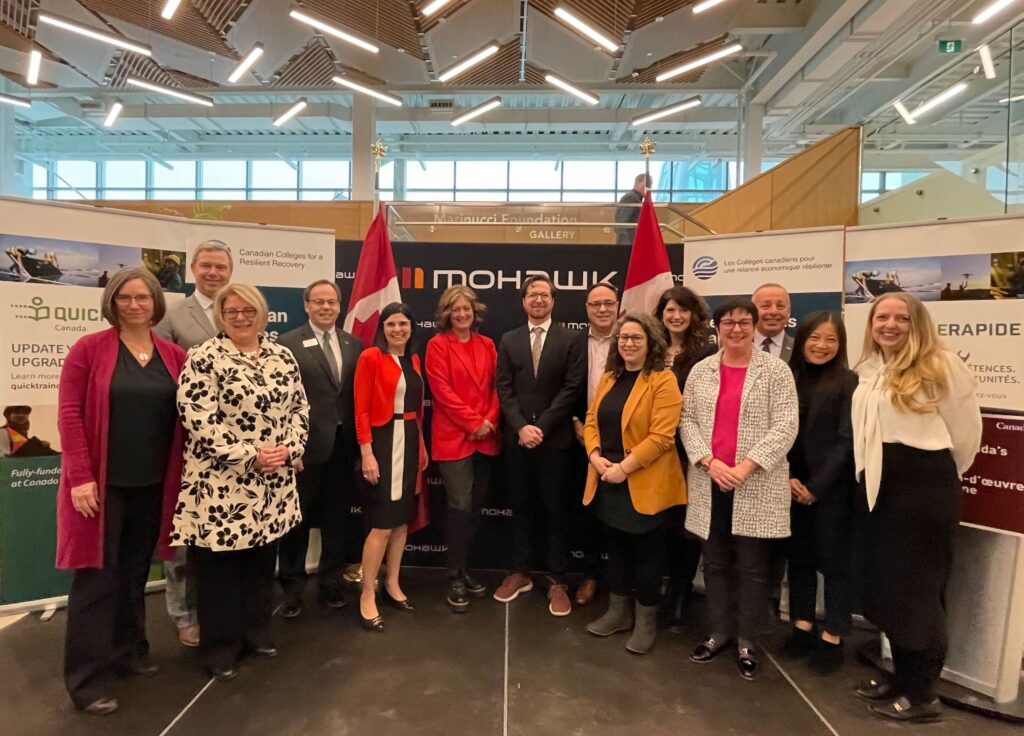 新闻发布会上男女站在横幅前的合影