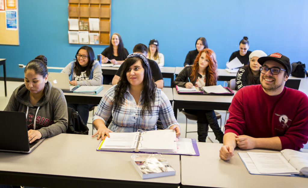 儿童和青少年保育学生在 e8体育 教室工作