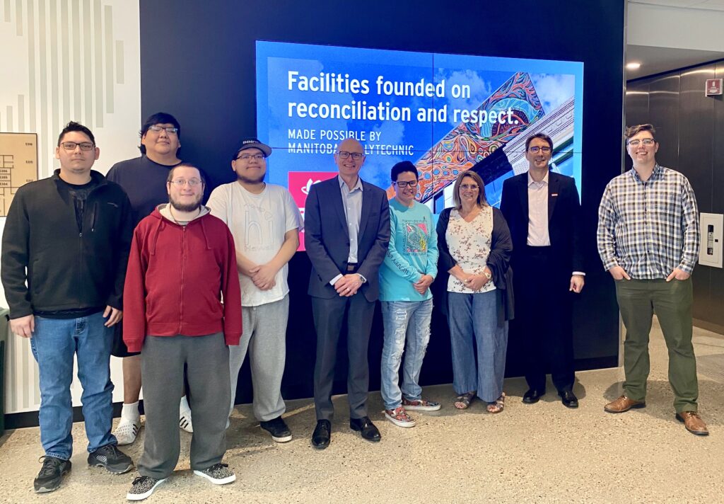 RRC 主席 Fred Meier（中）与联想代表和信息技术之路课程的学生