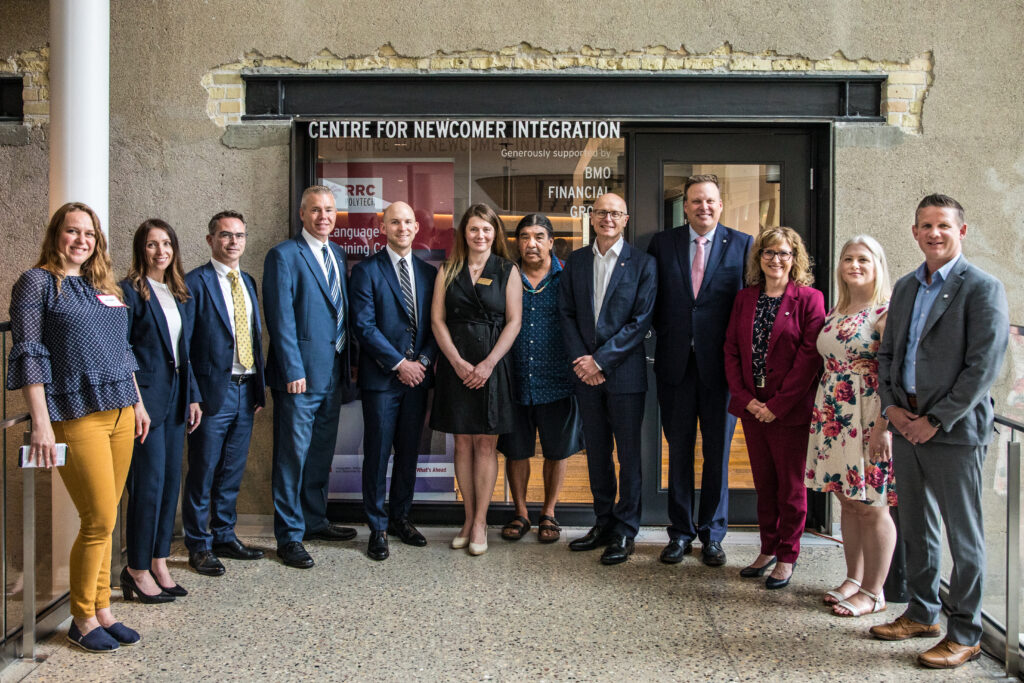 e8体育 新移民融合中心外的利益相关者合影。