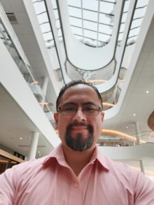 鲁本·巴里奥斯 (Rubén Barrios) 的肖像照片，头顶有天窗