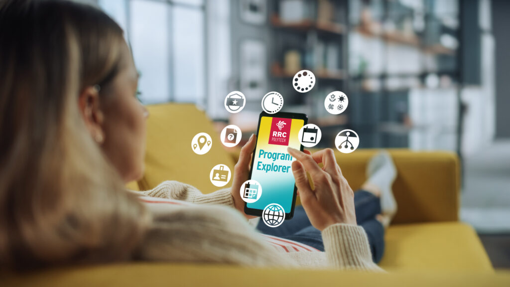 一位女士在手机上使用 Program Explorer，而相关网络图标“漂浮”在她的屏幕上方。