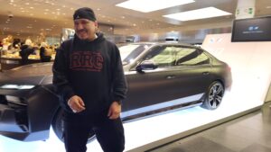 e8体育学生 Leon Mann，在 BMW i7 前面。