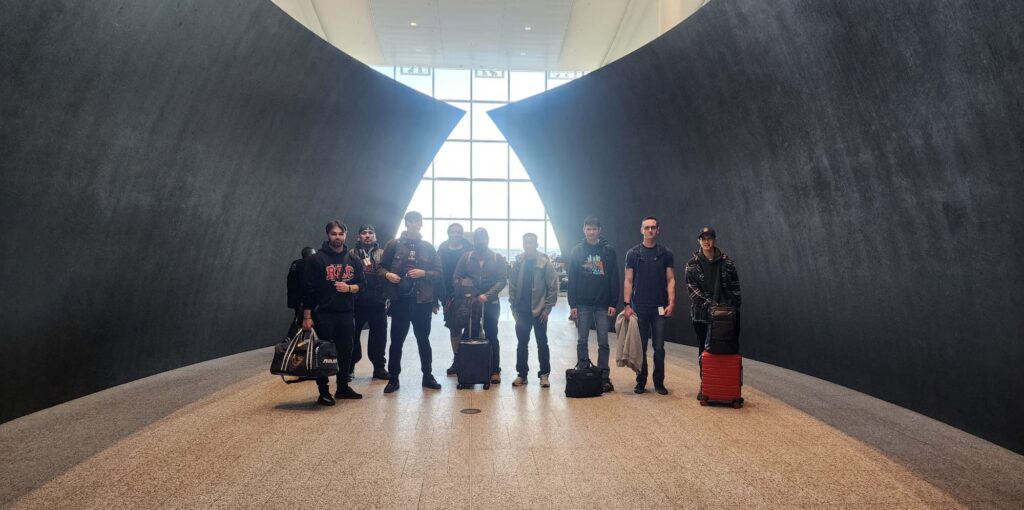 e8体育汽车专业学生出发前在机场。