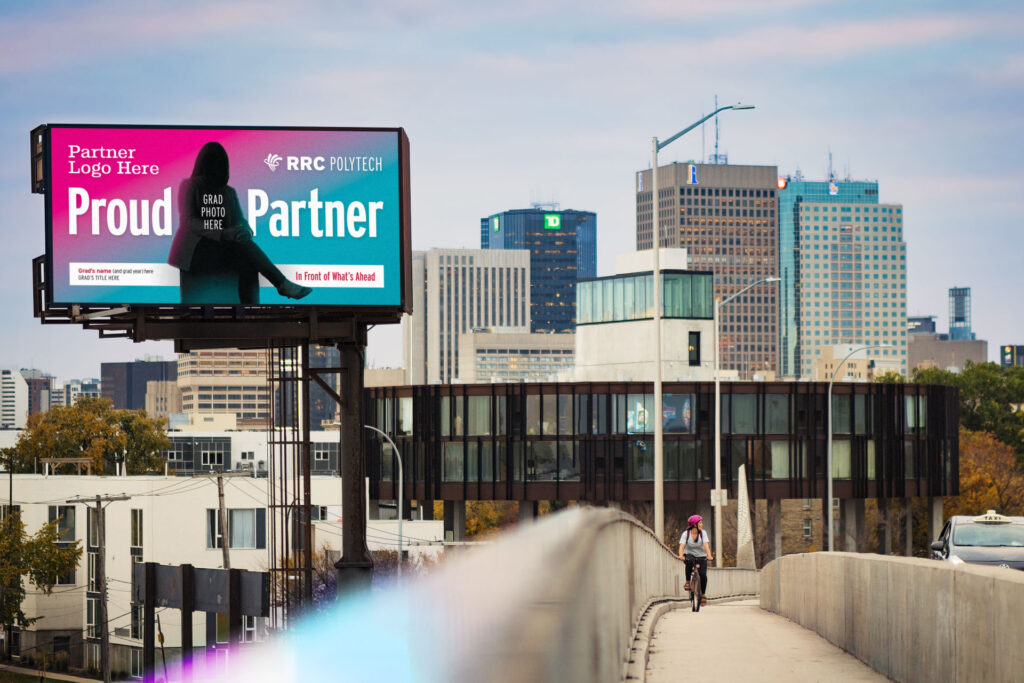 温尼伯天际线，左上角有 e8体育“骄傲的合作伙伴”活动广告牌。