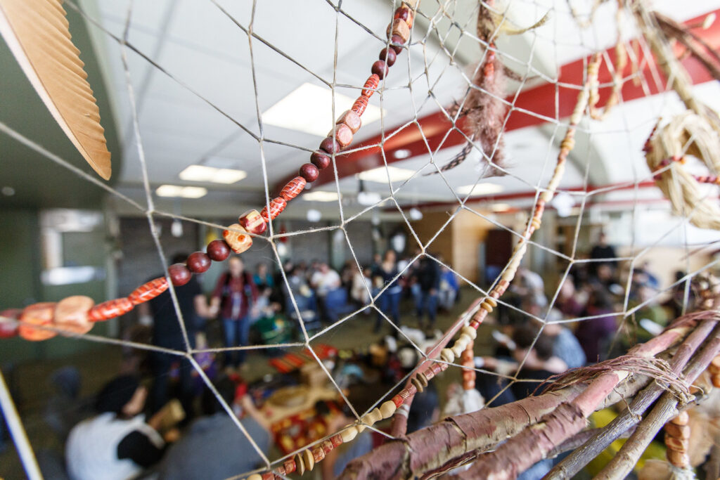 e8体育网的土著学生支持中心，通过前景中的捕梦网看到。