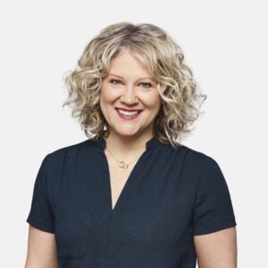 金色卷发和海军蓝色上衣的女人肖像。