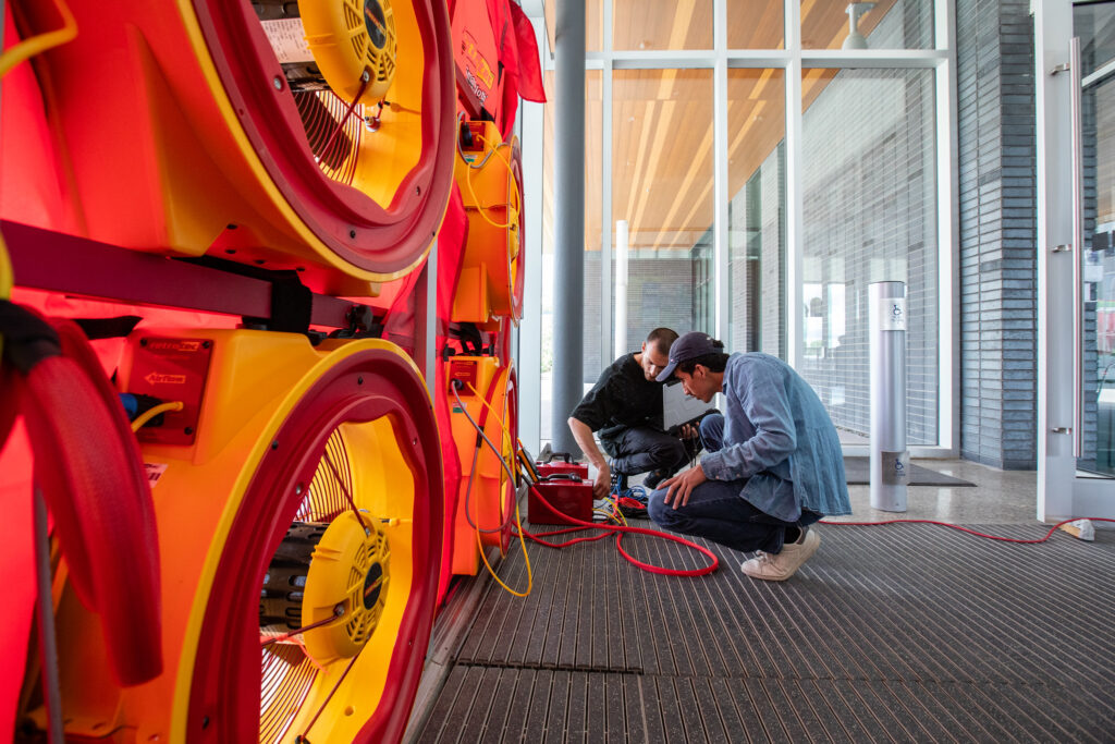 建筑能效技术接入中心的研究人员准备测试设备。