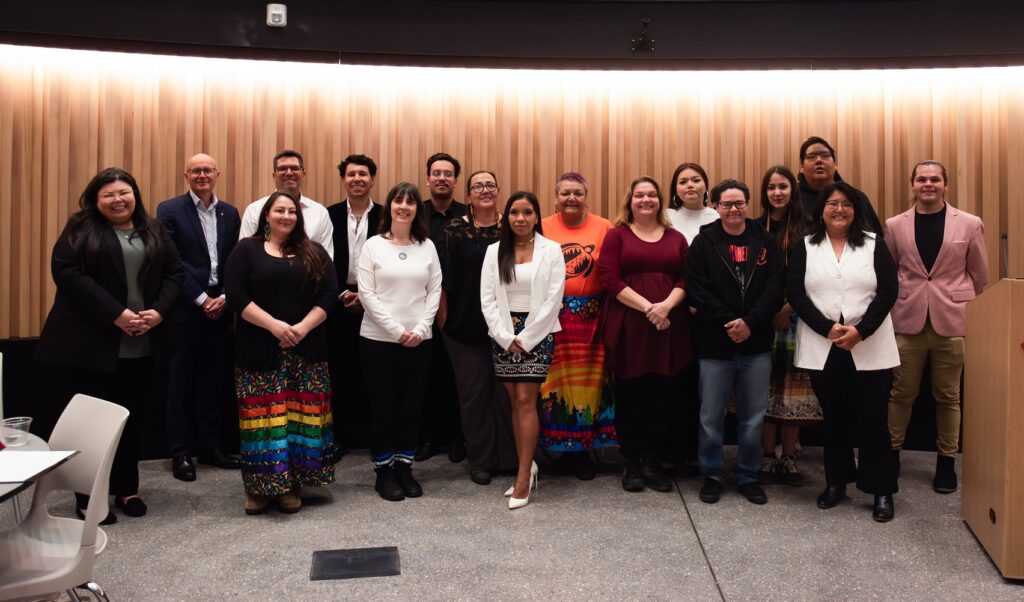 一群企业家和学生聚集在 e8体育 的 Roundhouse礼堂。