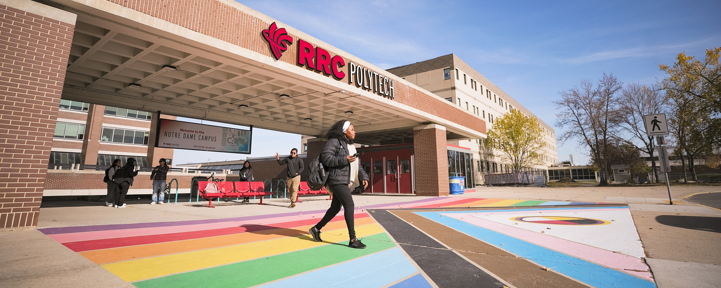 走在 e8体育网圣母院校园前的女士