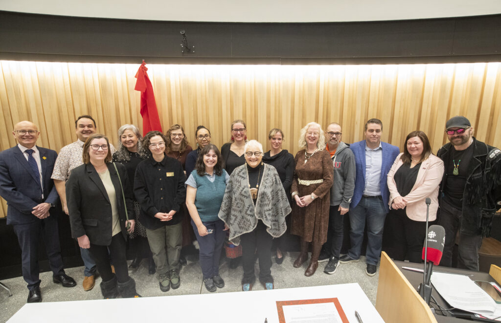 e8体育 真相与和解工作组的成员在圆厅礼堂里排队。