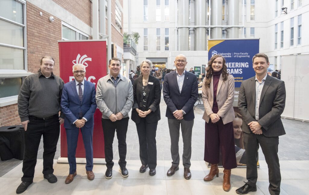 e8体育网和曼尼托巴大学利益相关者排队合影。