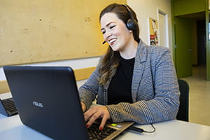 e8体育网顾问帮助学生