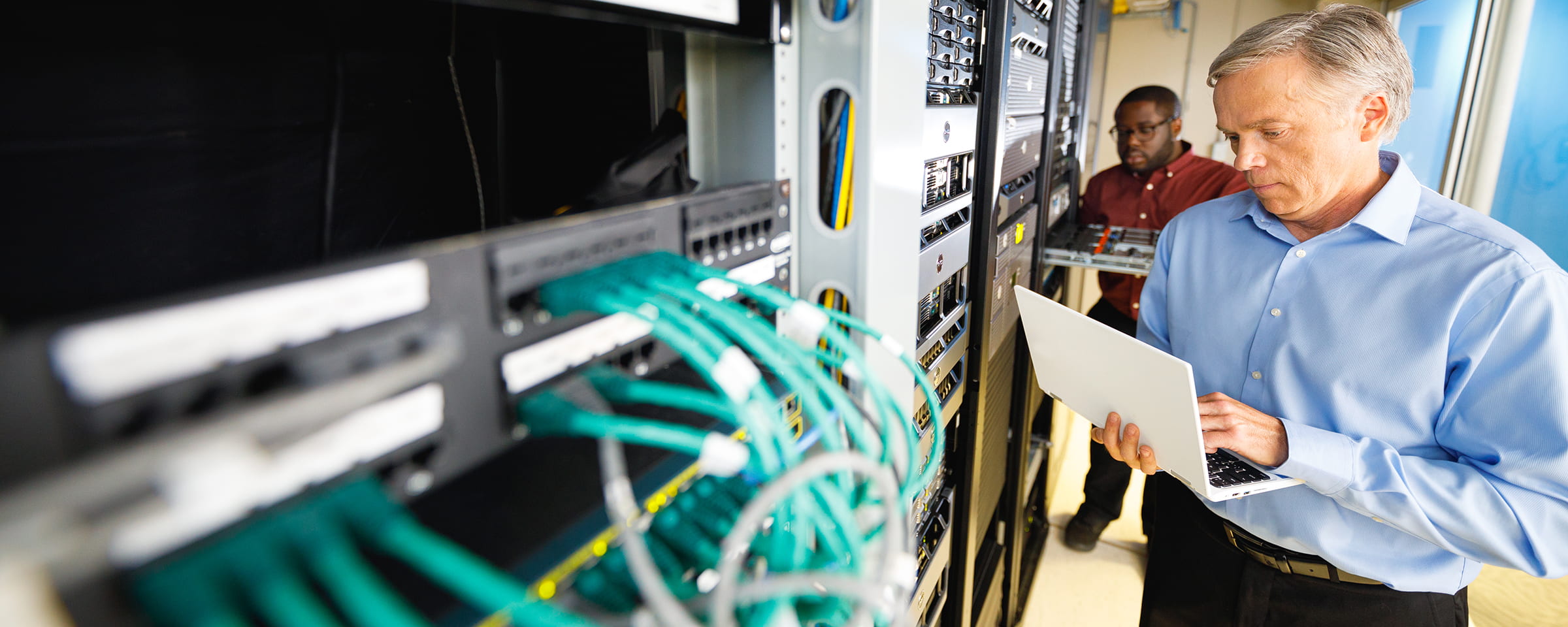 IT 工作人员在计算机硬件上运行诊断测试